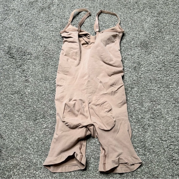 SKIMS Seamless Sculpt Mid Thigh Bodysuit in Sienna - Picture 4 of 10